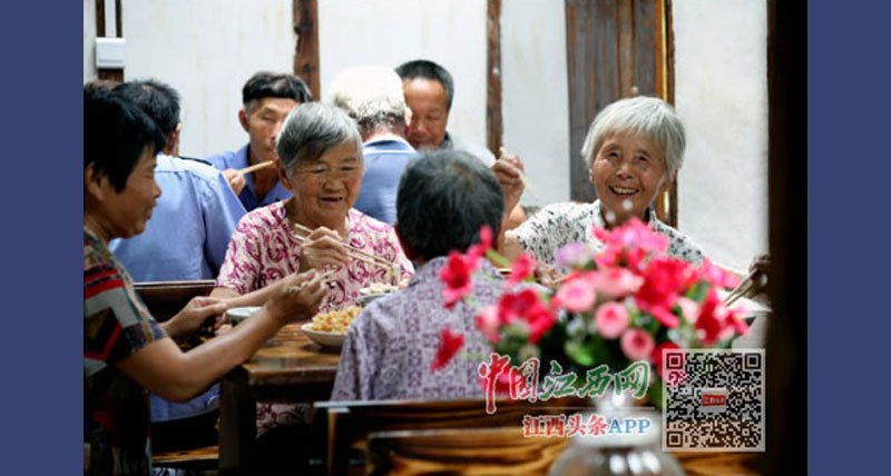 老人们在幸福食堂就餐
