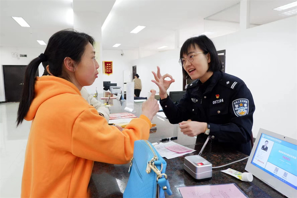 手语传情 润物无声